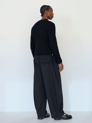 BershkaBarrel Hlače s naborima - crna boja