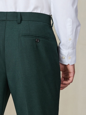 regular Pantaloni con piega frontale di Next in verde