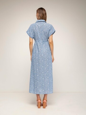 Abito camicia 'vestido midi camisero bordado de manga corta con cintura fruncida' di Tantra in blu