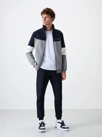Completo per l'allenamento di Tommy Life in blu: frontale