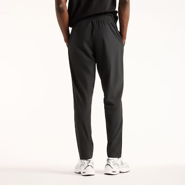 regular Pantaloni sportivi 'Utility' di new balance in nero