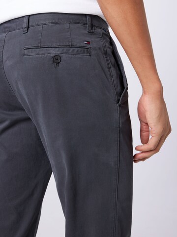 regular Pantaloni chino 'DENTON' di TOMMY HILFIGER in grigio
