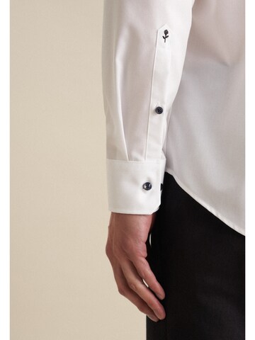 Coupe regular Chemise 'X-Slim' SEIDENSTICKER en blanc