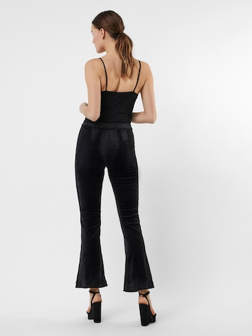 Evazați Pantaloni 'Kamma' de la VERO MODA pe negru