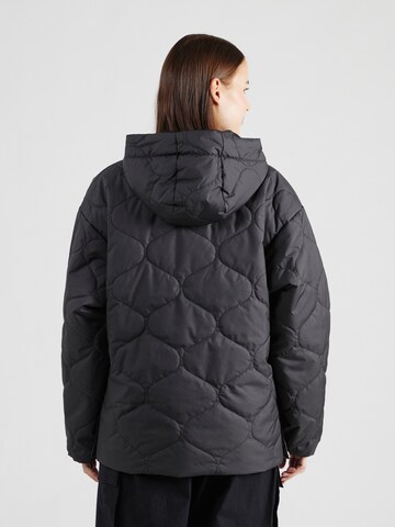 Nike Sportswear Övergångsjacka 'Essential' i svart