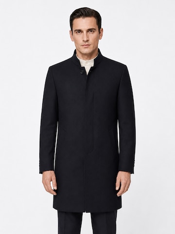 ALLTHEMEN Between-Seasons Coat 'Sammlung' in Blue: front