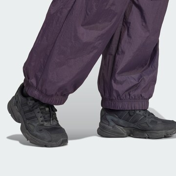 purpurinė ADIDAS ORIGINALS Siaurėjantis Kelnės 'Premium Essentials Nylon Parachute Bottoms'