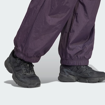 Tapered Pantaloni 'Premium Essentials Nylon Parachute Bottoms' di ADIDAS ORIGINALS in lilla