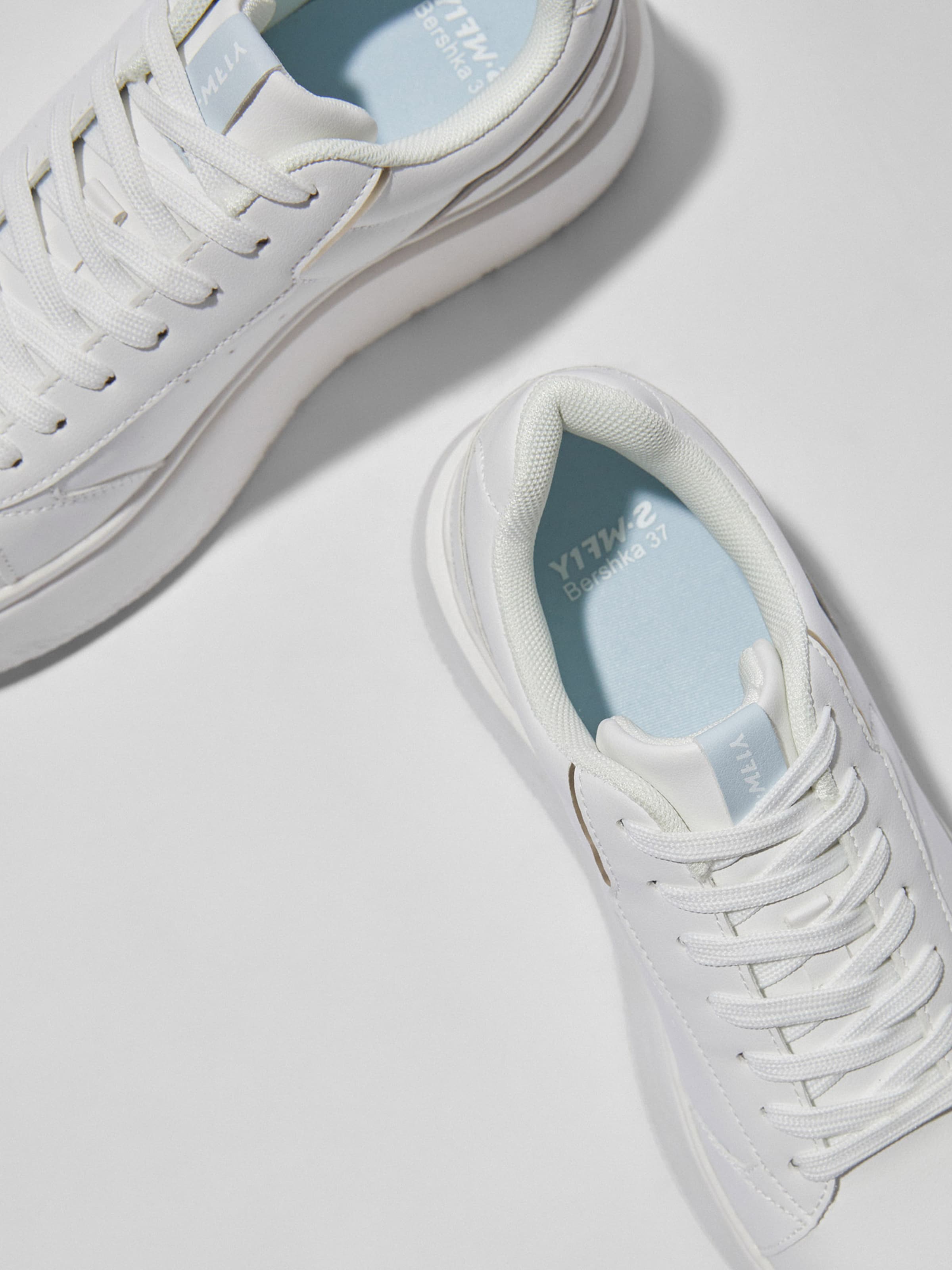 Bershka Sneakers laag in Wit | ABOUT YOU