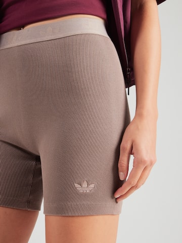 ADIDAS ORIGINALS - Skinny Leggings 'ESS' em castanho