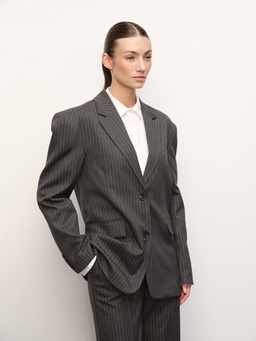 RÆRE by Lorena Rae Blazer 'Jovana' in Grau: Vorderseite