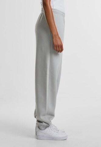 Tapered Pantaloni 'Fluffy' di Urban Classics in grigio