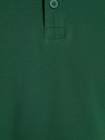 Tricou de la Bershka pe verde