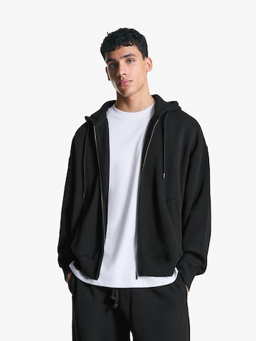 Hanorac de la Bershka pe negru: față