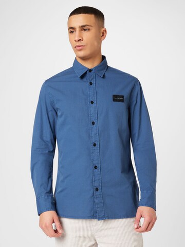 Coupe regular Chemise Calvin Klein Jeans en bleu : devant