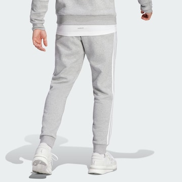 ADIDAS SPORTSWEAR - Tapered Pantalón deportivo 'Essentials' en gris