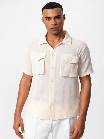 Coupe regular Chemise Antioch en beige : devant