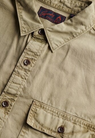 Coupe regular Chemise 'Military' Superdry en beige