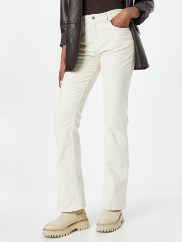 Gina Tricot Flared Jeans in White: front