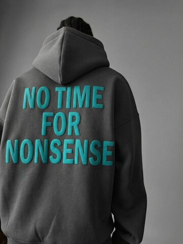 Sweat-shirt 'Oversize “No Time for Nonsense” Hoodie - Anthracite and Blue' Kleidermafia en gris