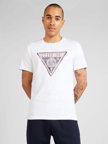 Tricou de la GUESS pe alb: față