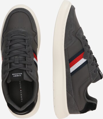 TOMMY HILFIGER Sneaker low i grå