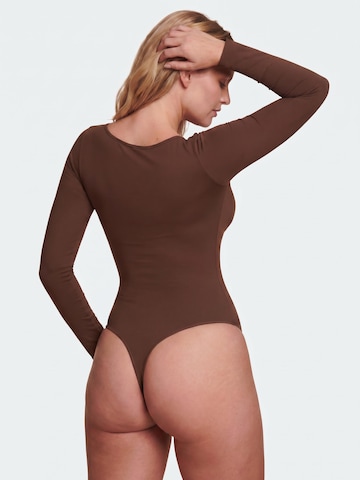 ESTRELL - Body moldeador 'Sculpting Shapewear Thong Body – Longsleeve' en marrón