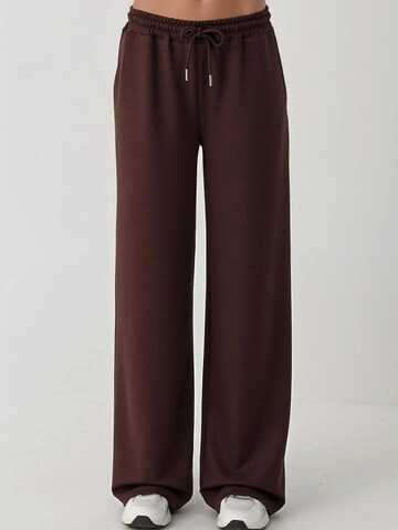 Wide Leg Pantalon de sport 'Jogginghose' Hiccup en marron : devant