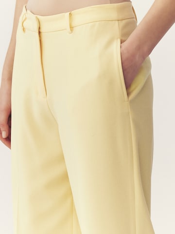 Largi Pantaloni de la TATUUM pe galben