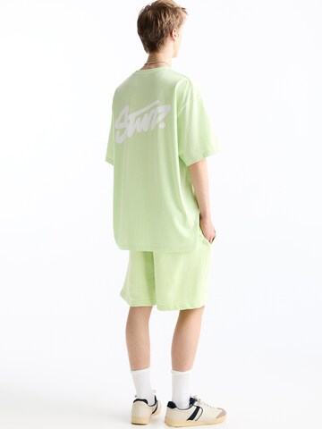 Pull&Bear Loosefit Shorts in Grün