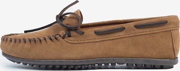 Minnetonka Мокасины 'Classic Moc' в Коричневый: спереди