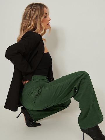 NA-KD Wide leg Jeans in Groen: voorkant