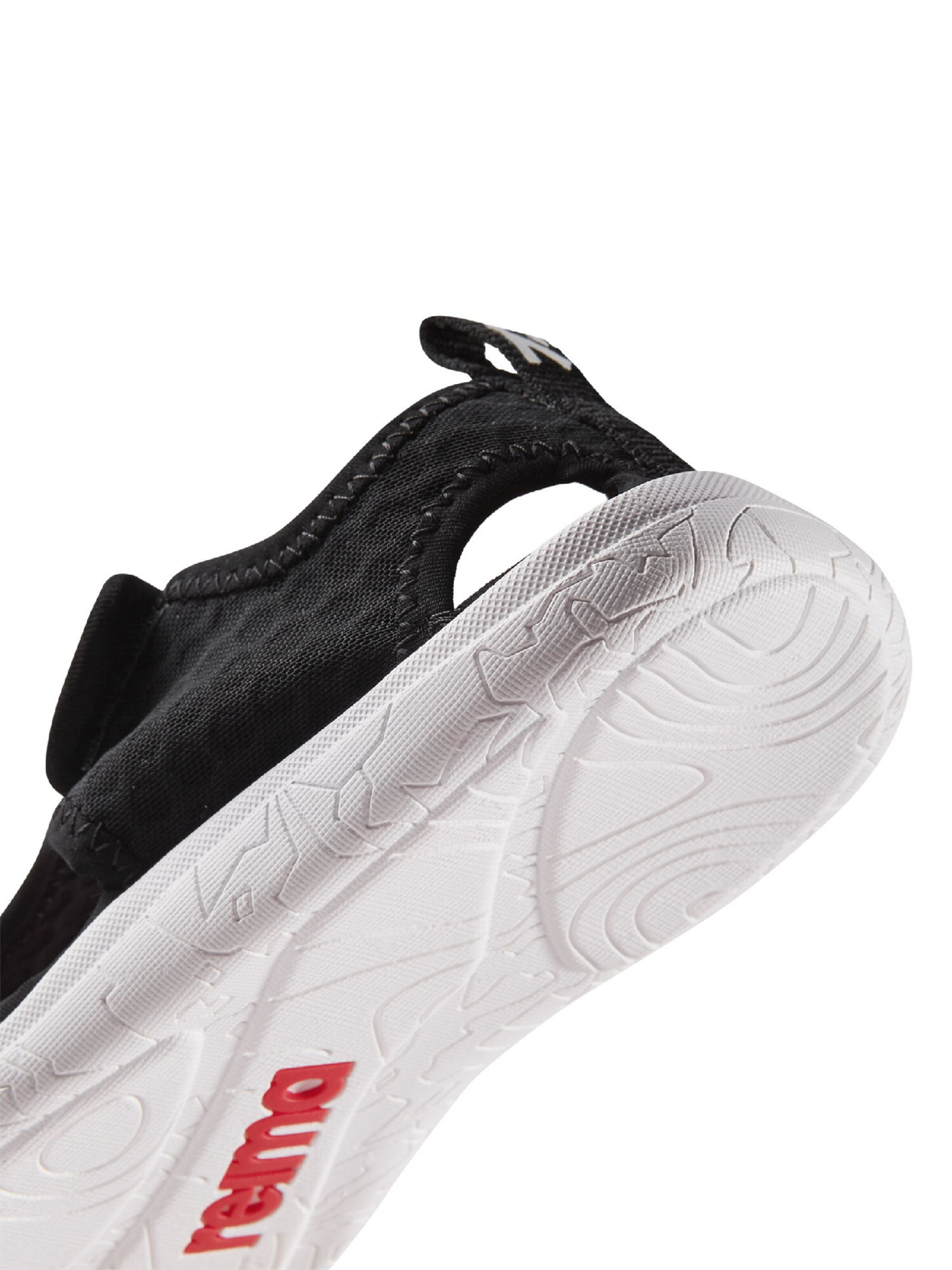 Chaussures ouvertes Reima en noir