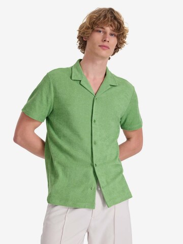 WESTMARK LONDON Regular fit Button Up Shirt in Green: front