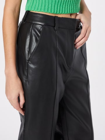 Regular Pantalon à plis Han Kjøbenhavn en noir