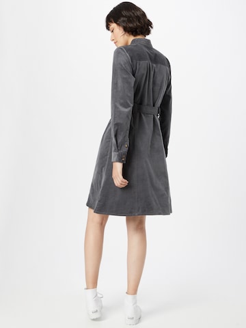 Robe-chemise 'MAURYA' NÜMPH en gris