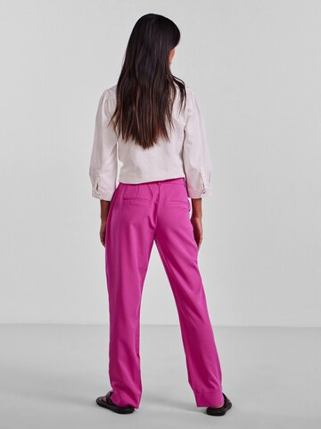 PIECES - Regular Calças chino 'Amalie' em rosa