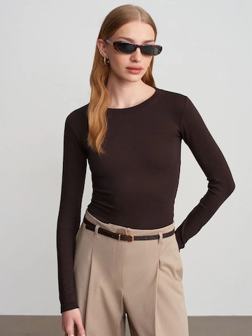 Dilvin - Blusa body em castanho