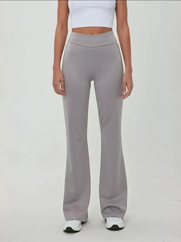 Hiccup - Flared Leggings em cinzento: frente