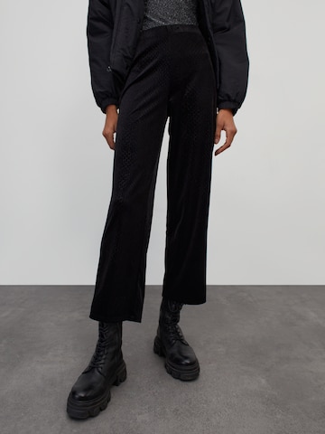 EDITED Lużny krój Spodnie 'Carianne' w kolorze czarny: przód