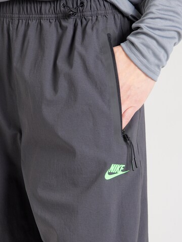 Tapered Pantaloni 'Tech' di Nike Sportswear in grigio