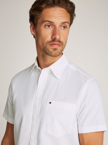 Coupe regular Chemise 'FLEX' TOMMY HILFIGER en blanc