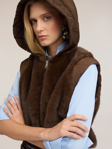 MOTIVI Vest in Brown