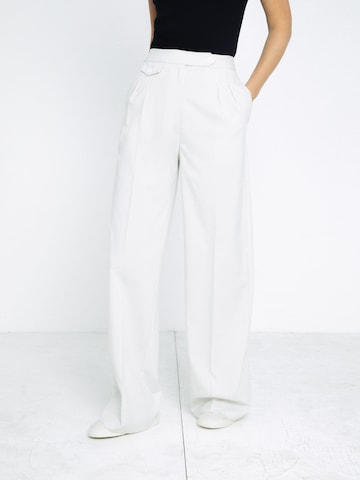 Wide leg Pantaloni cu dungă 'Linda' de la ABOUT YOU x Toni Garrn pe alb: față