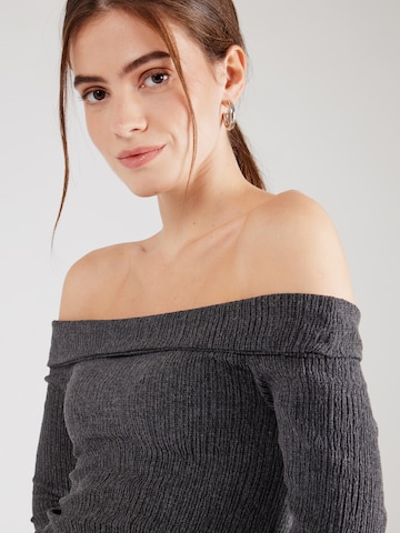STUDIO SELECT - Camiseta 'Branka' en gris