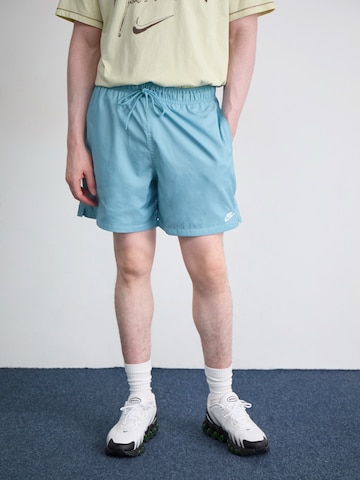 Nike SportswearLoosefit Hlače 'Club' - plava boja: prednji dio