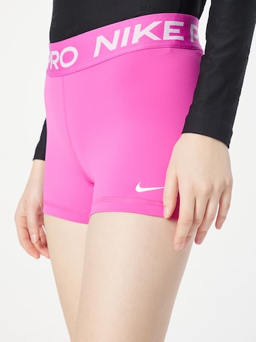 NIKE Skinny Sportshorts in Pink