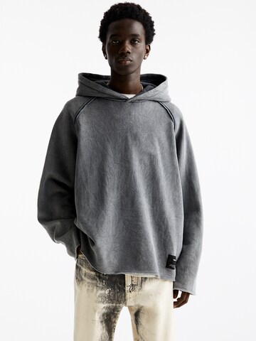 Pull&Bear Sweatshirt in Grey: front