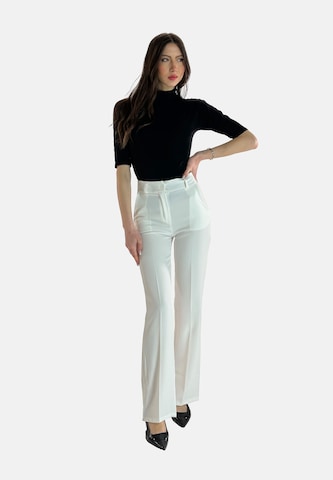 Pantaloni con piega frontale di Elara in bianco