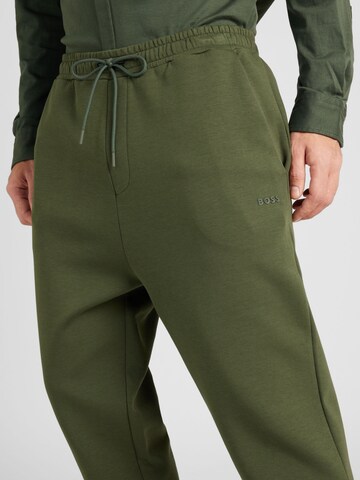 Tapered Pantaloni 'Hadiko' de la BOSS pe verde